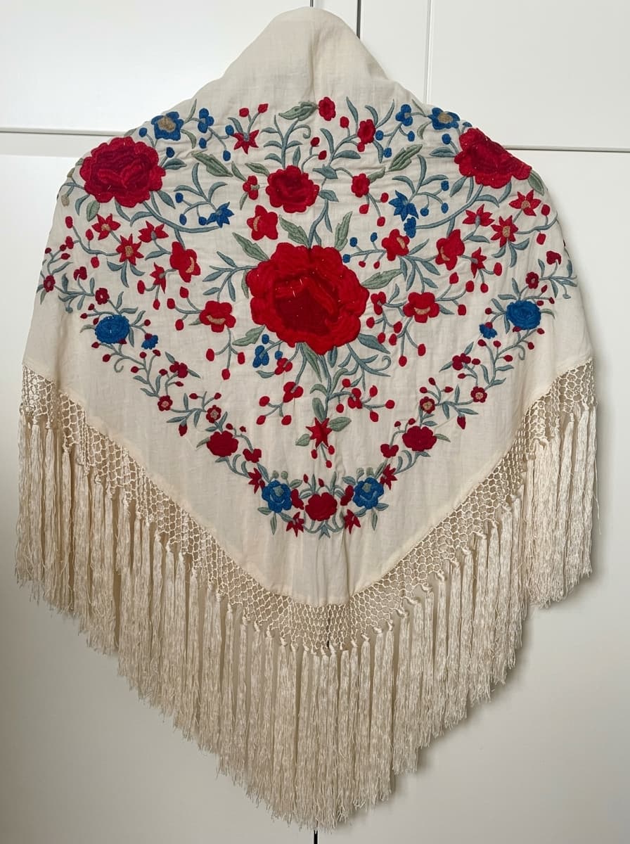 Mantón Crema Bordado Rojo y Azul