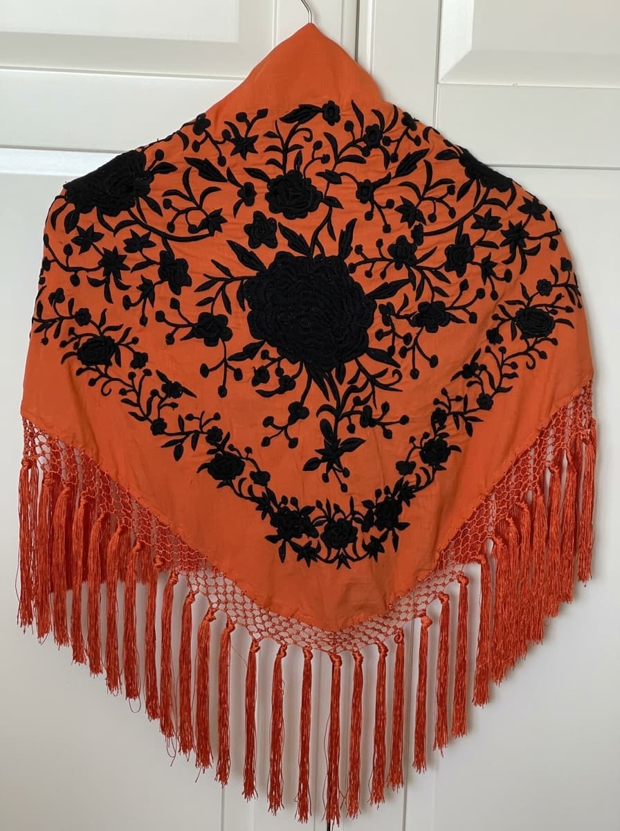 Mantón Naranja con Bordado Negro